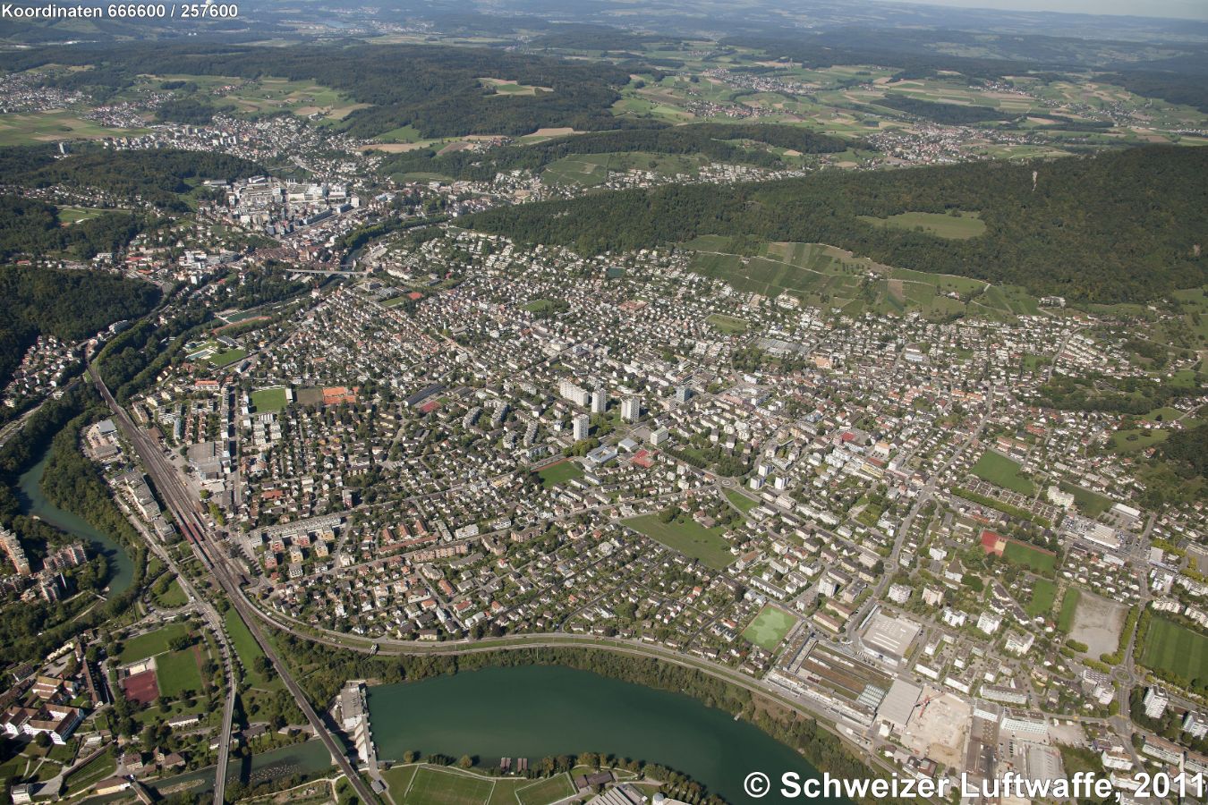 Wettingen; im Hintergrund Baden, links unten im Bild: ehemaliges Kloster (heute Mittelschule)